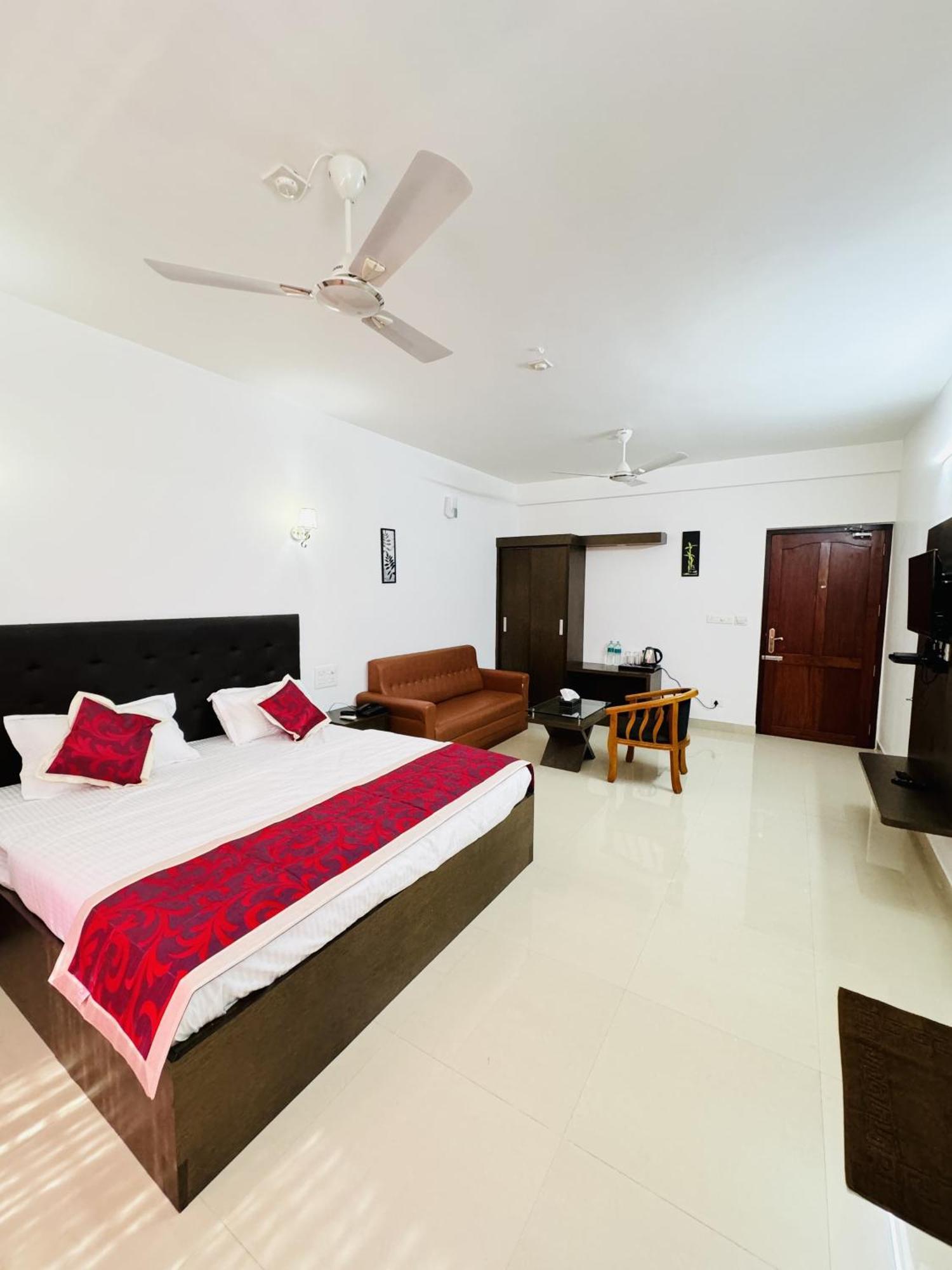 Royal International Hotel Trippapur Bagian luar foto
