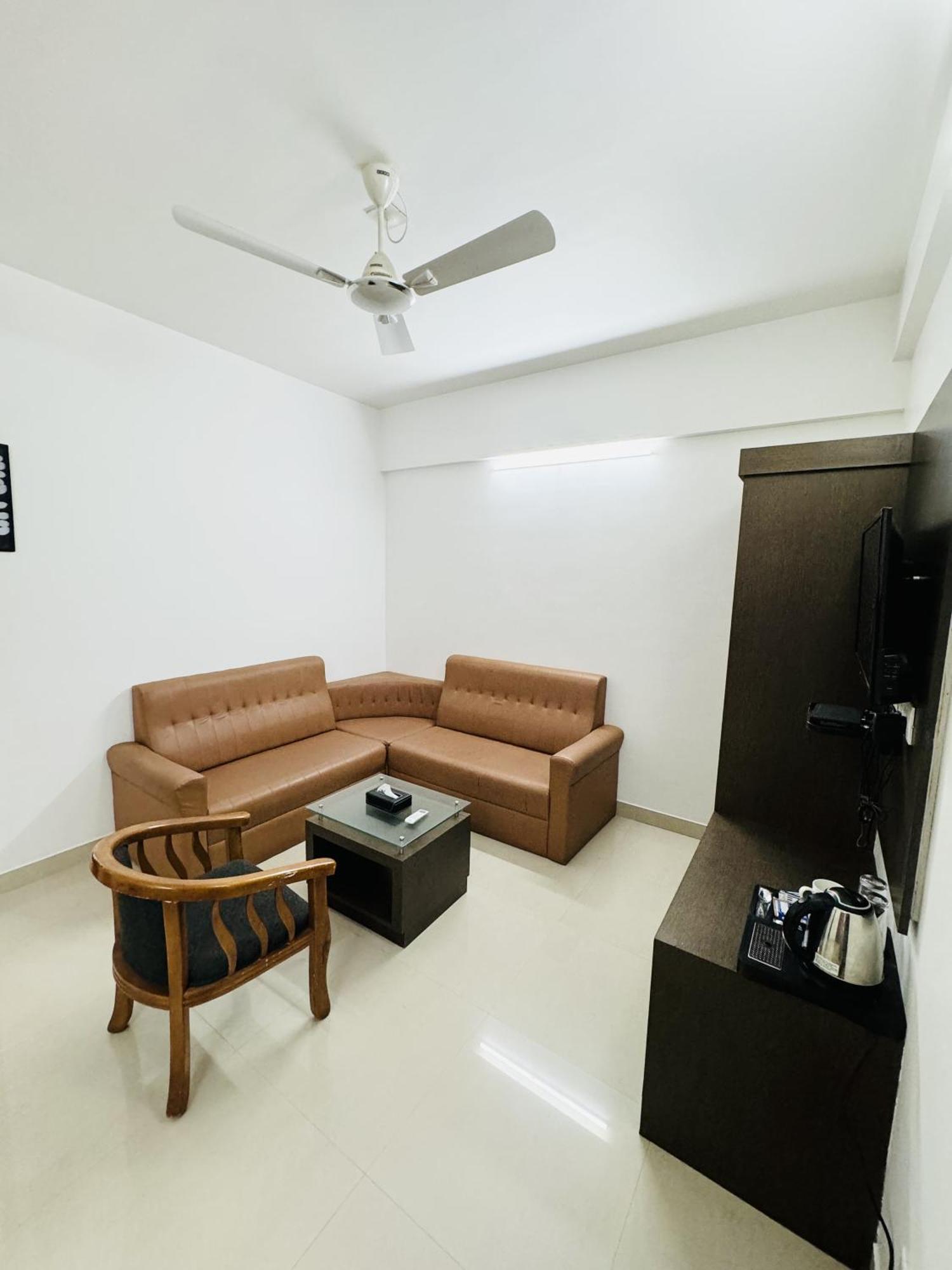 Royal International Hotel Trippapur Bagian luar foto